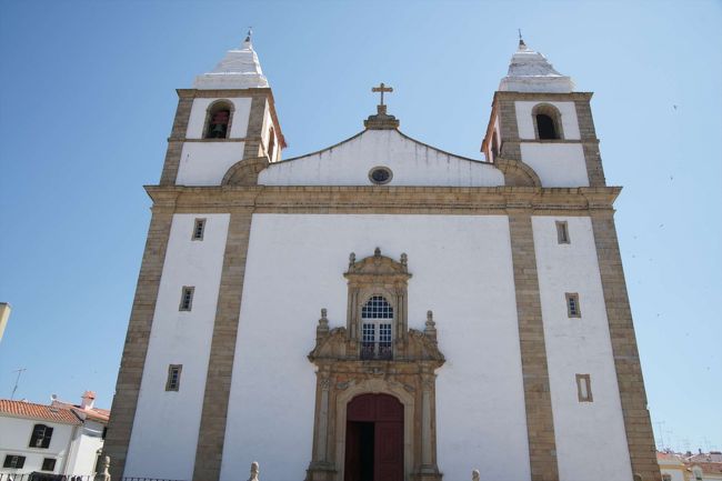 タクシーは来た道とは若干違う道を通ってカステロ・デ・ヴィデへ。料金も若干たかくなってたけど、１ユーロくらいだからいいかと。 <br /><br />町に入ると、中心部に行くのか？と聞かれたけど、ツーリズモと言って、観光案内所に向かってもらうことに。案内所の前で下ろしてもらって、案内所へ向かいます。 <br /><br />