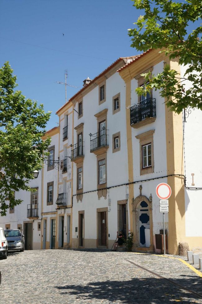 どこか荷物を預けるところはありますか？と聞くと、隣に倉庫があるからそこでよければいいわよと預かってもらえることに。ただ、お昼休みのときはここには誰もいないからその間は荷物は出せないと言われました。それを承諾して、荷物を隣の倉庫に入れて身軽になって観光を開始します。 <br />ただで荷物を預かってもらえたのも助かりました。 <br /><br />出発してすぐに見つけた商店でお水を買います。暑くなるのは分かっているので、ばてる前に水分補給をしないといけません。