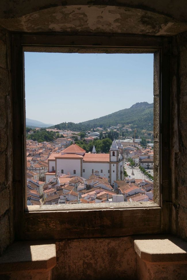 お城はマルヴァオンの方が保存状態もよく整備されている感じで、ちょっと残念な感じですが、塔から見る町並みは規模が大きい分屋根がびっしりならんでいて見ごたえはあります。塔の窓枠とからめて見るとまるで絵画のような感じの町並みで見事ですよ。 <br /><br />