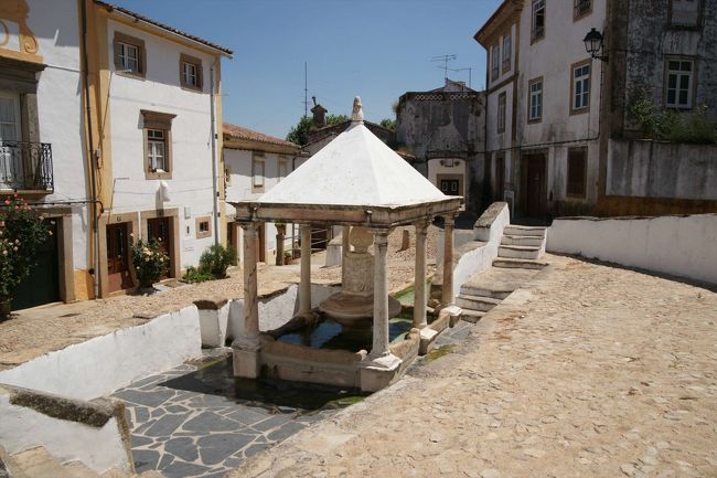 ユダヤ人街の町の下に泉があって水が出ていましたが、果たしてこのお水が本当に安全なのか？という問題があったのでお水は飲みませんでした。ガイドブックには温泉の町となっていたので湧き水は多いんだろうけどね。 <br /><br />