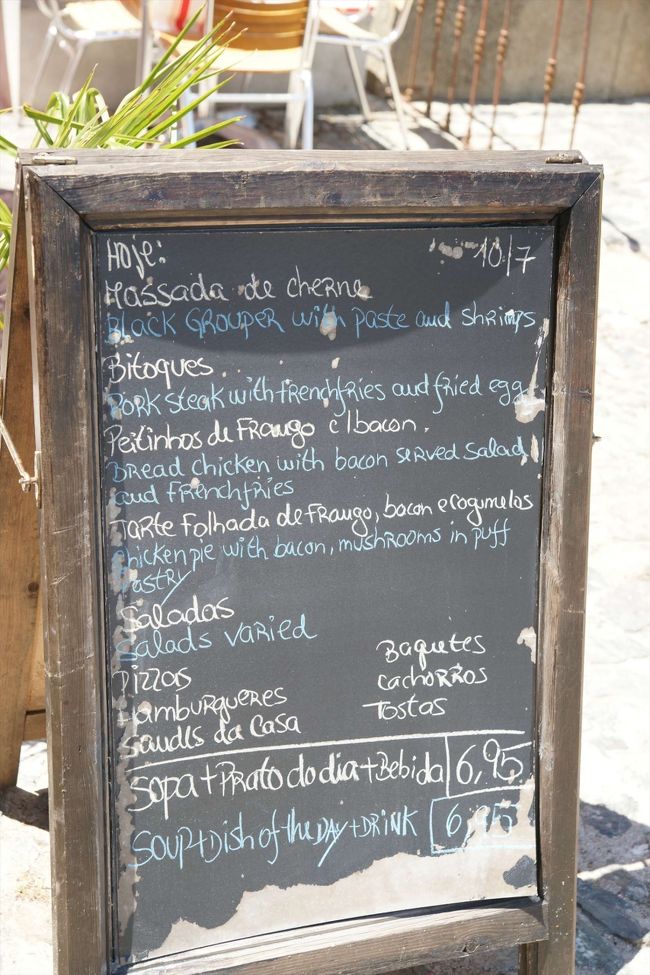 一通り見てからお昼にすることに。町にざっと見で４〜５軒のレストランがあったので、全部のメニューを見て回りました。食べたかったアレンテージョ風のスープを出すお店があったけど、結局そこには行かずに、日替わりランチが6.95ユーロでやっているお店に行ってみることに。 <br />