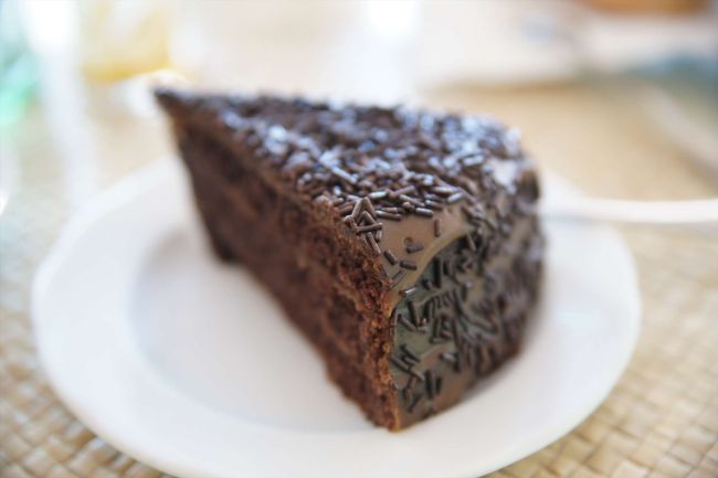 ここは食事は美味しかったし、店員さんも親切なお店でいいお昼ご飯になりました。バスまで時間もあったのでデザートも注文。お店に入った時から気になっていた大きなチョコレートケーキを食べました。それと一緒にカフェも注文。ここでは、小さいカップか、大きなカップか？と聞かれたので、大きいのを注文しました。