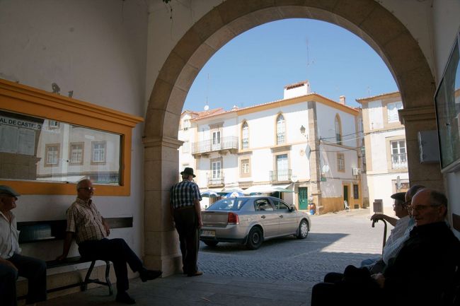 まだバスまでは時間があったので、観光案内所近くの通路のベンチで休憩。この場所が町の人のたまり場所になっているみたいで色んな人が来ては話をしていきます。おじいちゃんがメインですが、話している姿を見ると楽しそうだった。でも、あんまり日本ではもうあんまり見られない光景だなって思って、ちょっと寂しく思えた。 <br /><br />