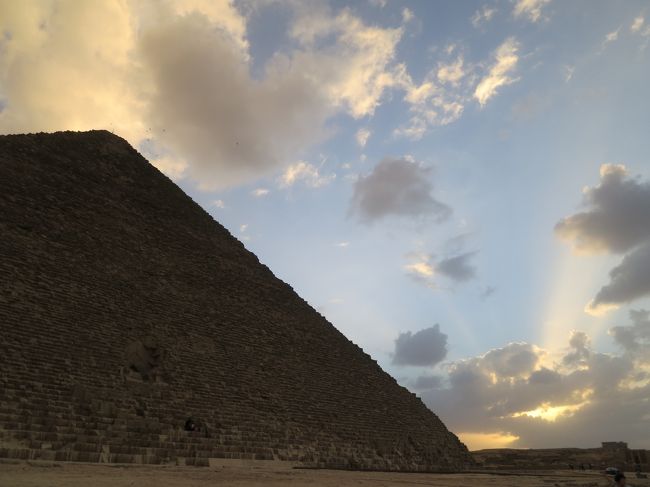 クフ王のピラミッドには、ツアーの特典で<br /><br />貸切で入場することができました。<br /><br />写真のくぼんだ辺りから入ることができます。<br /><br /><br />「ピラミッド、入場」<br /><br />2日目の赤のピラミッドがよみがえる。<br /><br />当然クフ王のピラミッドも例外ではなく。<br /><br />ツライです。<br /><br />でもせっかくの旅行。行くしかない！<br /><br /><br />よい記念になります。<br /><br /><br />個人的には、赤のピラミッドのほうがつらかったです。