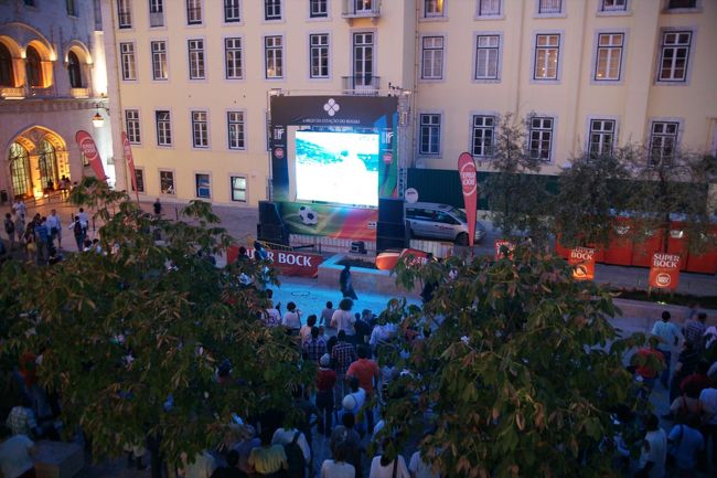 部屋に荷物を置いて、すぐに夕飯を食べに街に出ます。レストウラドーレスで降りて、ロシオ駅の横でやっているパブリックビューイングでドイツvsウルグアイ戦を観戦。ドイツが勝ってくれてよかったけど、最後のフォルランのフリーキックは決まってもよかったかもと思いました。 <br /><br />