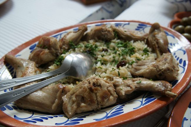 本日のお勧めで木の実と合えたウサギのご飯<br /><br />木の実は、レーズンみたいなやつでご飯に混ざってときたまはいっていましたが、それをよけて食べます。 <br />ウサギは前に食べたことがあって美味しかったけど、骨が小さくて食べにくかった記憶があります。お皿に取り分けてご飯を食べると想像通り美味しい。お肉も食べにくさを除けば淡白な味付けで美味しかった。 <br />