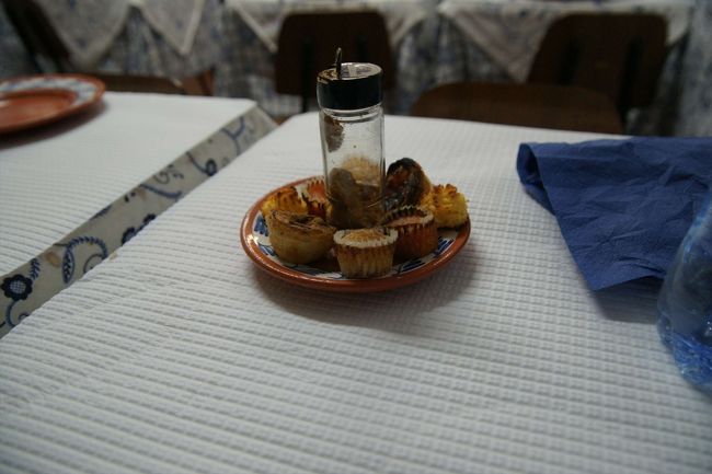 食事が終わると、デザートかカフェは？と聞かれたけど、おなかがいっぱいだったのでパスして、会計に。会計と一緒にお口直し用にとミニデザートがサービスされました。エッグタルトの小さいのともう一つ食べてからお会計を済ませてホテルに戻ることに。 <br /><br />