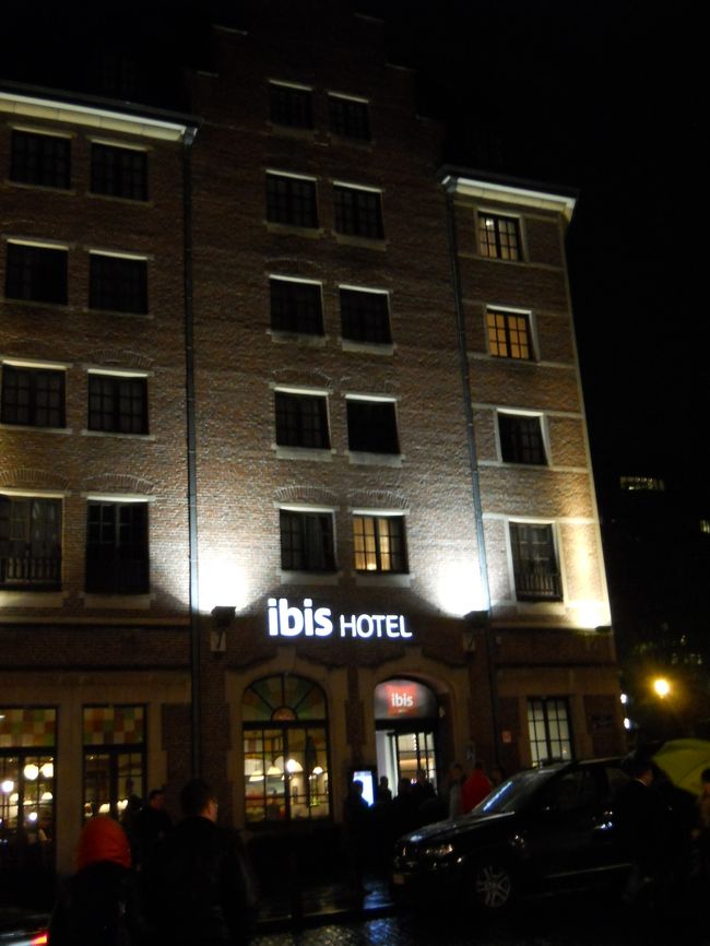 宿泊はBOOKING.comでイビスグランプラスに3連泊。<br /><br />ダブルのシングルユースをセールで207.40ユーロ。<br /><br />中央駅から坂を下って徒歩5分以内、グランプラス、イロサクレ地区やギャルリーサンチュベールがどこも徒歩3分以内と抜群の立地。<br /><br />立地優先の私、この値段ならオトク。