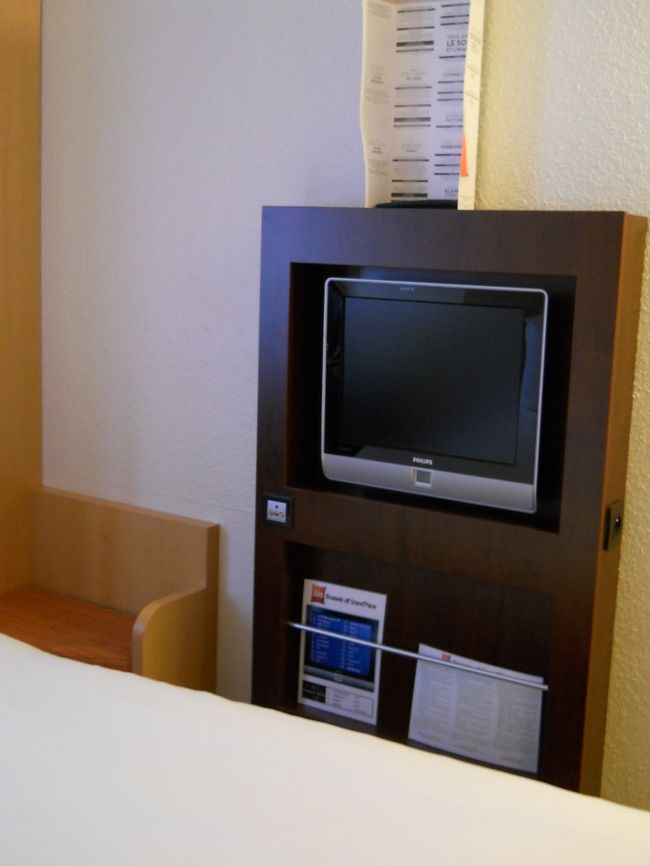 とはいえビジネスホテルなので、室内は必要最小限。