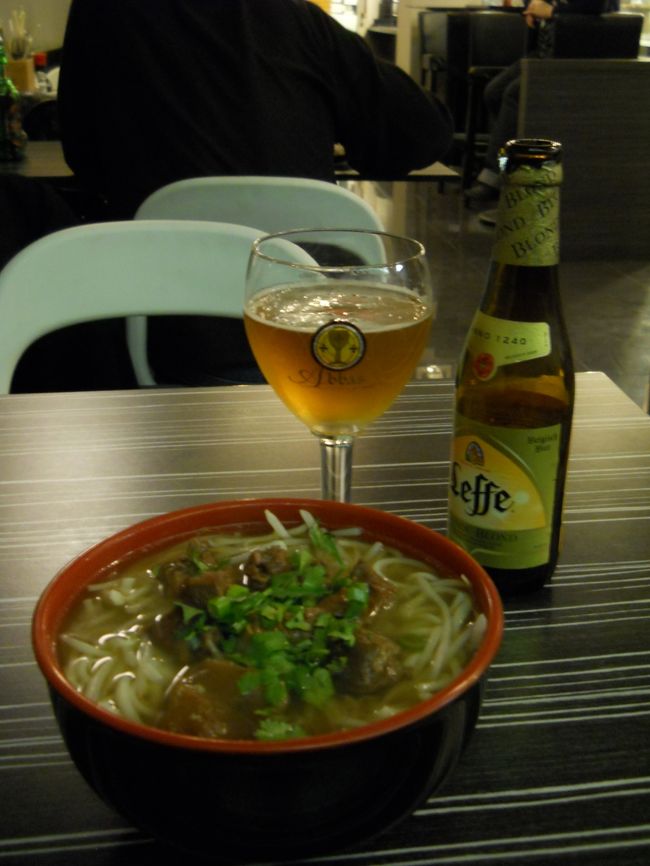 小雨で寒かったので、牛肉入りラーメン８ユーロ、ビール2.8ユーロを。<br /><br />美食の国なのにわざわざラーメンなんてね〜〜