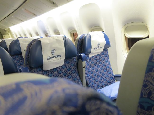 いざ日本へ<br /><br /><br /><br />帰りの飛行機がすごい空いていて、<br /><br />並びの3席を独り占め。<br /><br /><br /><br /><br />横になって寝ることができてしまった。