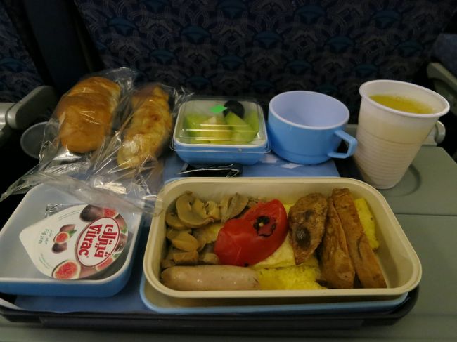 朝機内食は、オムレツ<br /><br /><br />