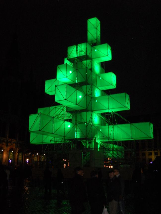 グランプラスではクリスマスマーケットの準備が着々と。