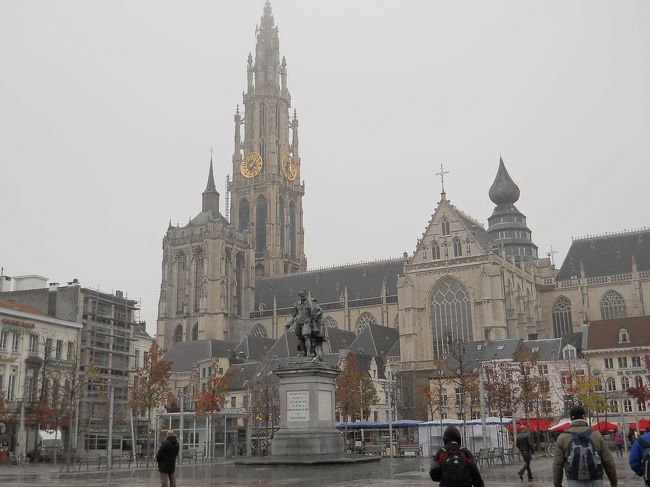 小雨のグルン広場。<br /><br />ここまで中央駅から歩いて20分くらい。