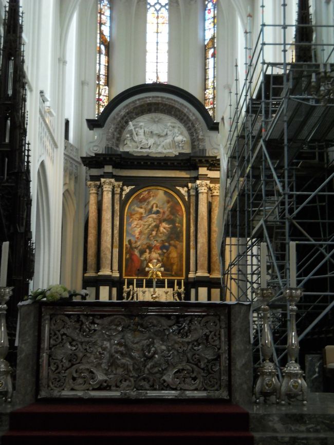 ノートルダム大聖堂は改装中。<br /><br />5ユーロ。