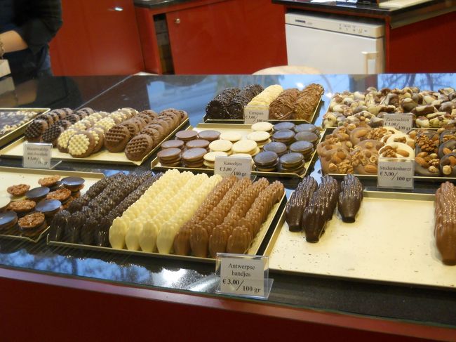 ショッピングセンター内で100グラムだけ購入し歩きながら食べるのも海外ならでは。