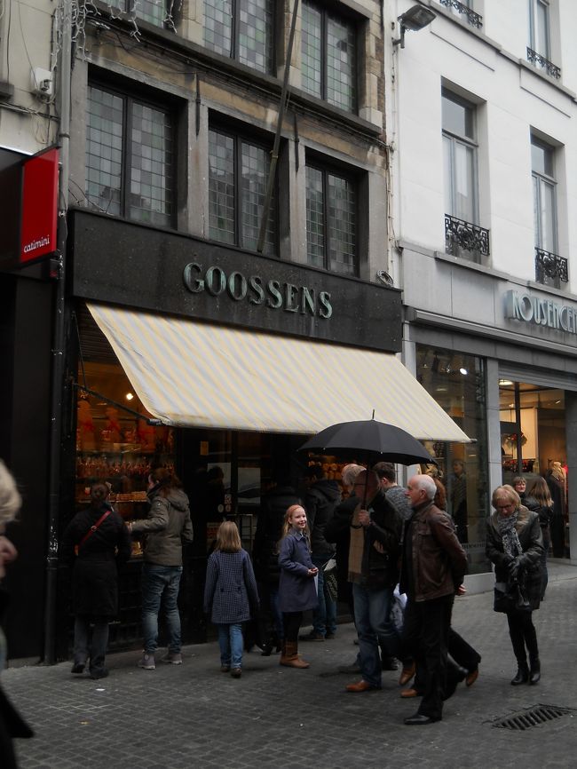 人だかりが切れないパン屋さん。<br /><br />次回は必ず！！