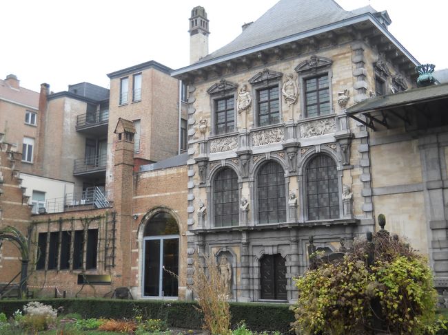 ルーベンスの家8ユーロ、中庭も立派。<br />