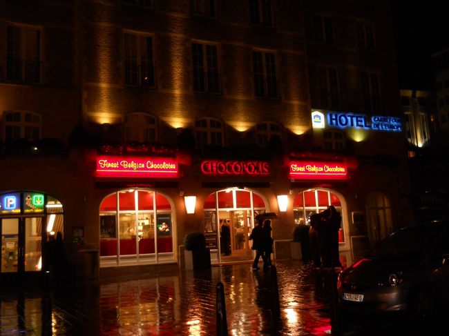 ホテルの隣、カルフールドリユーロップの1階にあるショコラティエ。<br />気軽に試食もできる、プラリネが美味しくてまたもガッツリ購入。<br /><br />