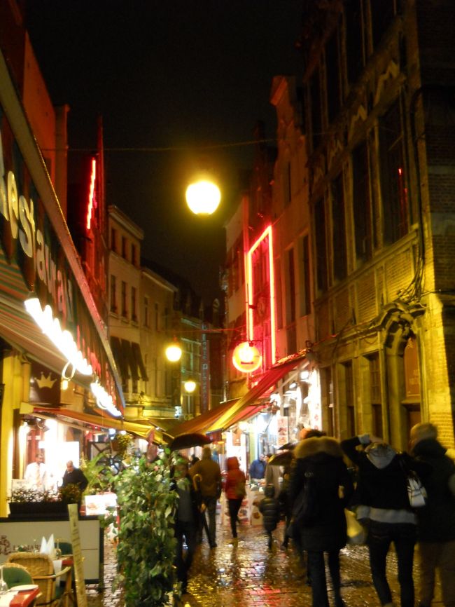 ボッタクリの店もよく聞くイロサクレ地区。<br /><br />日本語での呼び込みも多い。<br /><br />