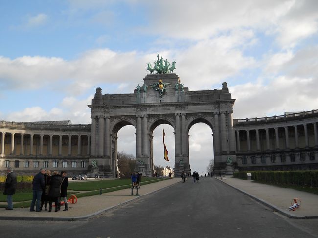 地下鉄シューマン駅から凱旋門に向かって歩く事5分でオートワールドへ。