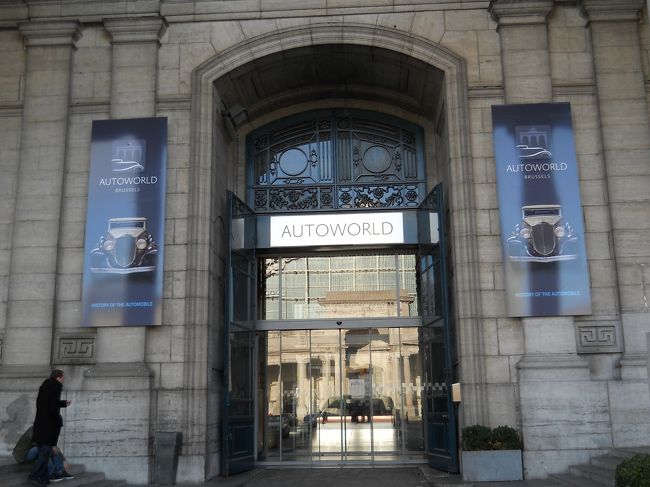 9ユーロ。<br /><br />車好きな私にはたまらない博物館。<br /><br />実際に動く車も多く展示しているらしいが入場したからって運転させてもらえるわけではない・・・