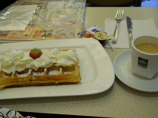 ホテルに戻って近くのゴーフルドブリュッセルでワッフル：ホイップクリームトッピングで4.7ユーロ、コーヒー2.5ユーロ。<br /><br />場所がいいから賑わってるけどサービス最悪で二度と行きたくない店。雰囲気も味のうち。