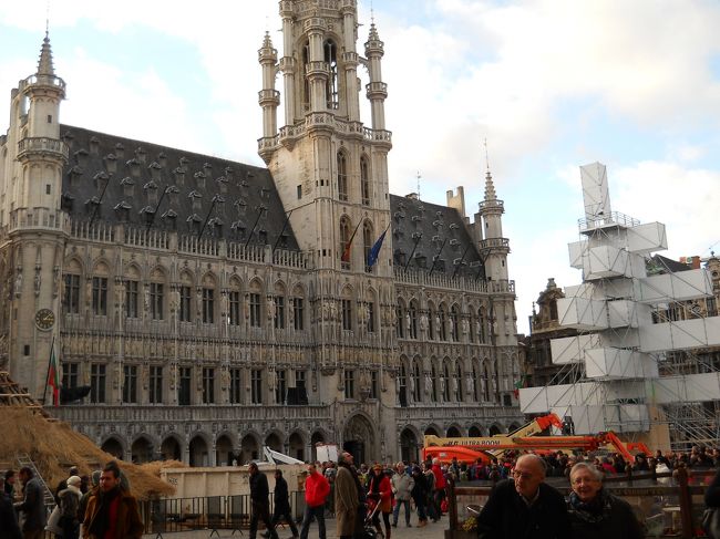 日曜だからかグランプラスは人だかり。