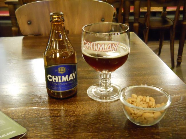 イビスホテルにはレストランが無い。<br /><br />ビアバーがあるのでシメイブルー4ユーロを。