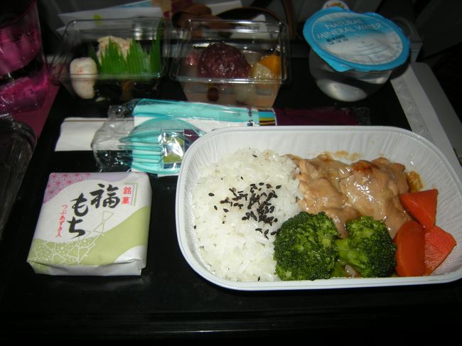 カタール航空の機内食。<br /><br />味は普通です。<br /><br />日本語で見れる映画が34本もありました！！<br />