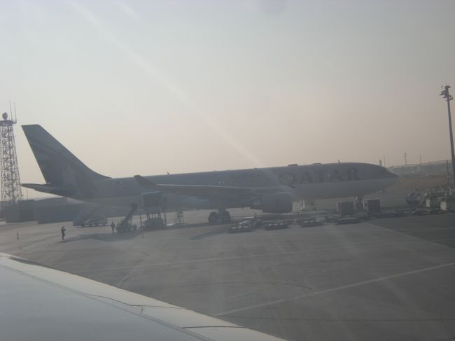 ドーハの空港はカタール航空しかない！！<br />遠くにあったのかなぁ。<br /><br />乗るときもバスで飛行機→階段で飛行機へ<br /><br />