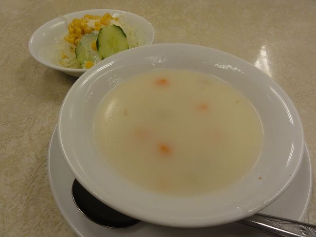 ステーキに付属するスープはうすーくしたホワイトシチューみたいな感じ。単なるコーンスープのほうが嬉しいかな。