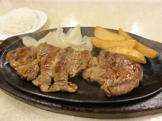 これが有名なステーキ。霜降りで柔らかいステーキと違い赤みの旨さをウリにしているタイプ。嫌いじゃないです。ただ、もう少しお店が空いているといいな。