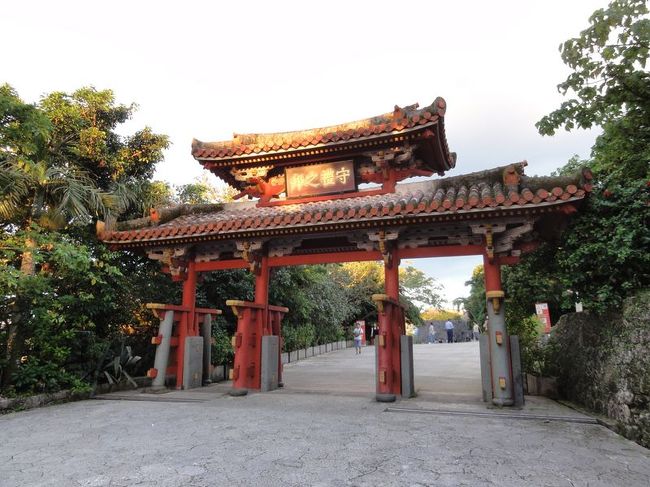 2000円札でお馴染み!?の守礼門です。そういえば2000円札って発行年しか見てないような気がする……。