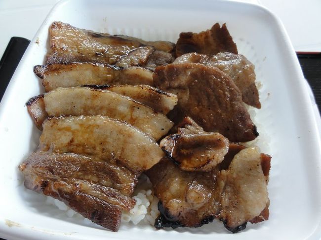 こちらがアグー豚を使用したアグー丼です。ロースとバラが半分ずつ乗っかっております。ハラペコのとき食べたかった。