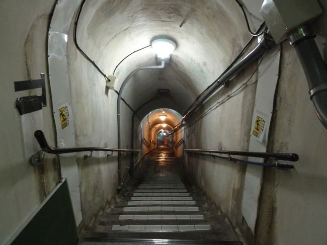 階段で地下にずんずん降りていきます。