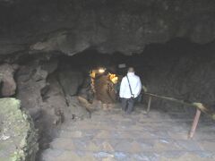 富岳風穴 (フガクフウケツ) 　入洞料金 ： \280

「青木ヶ原樹海」にある数多い溶岩洞穴のうち最も巨大な自然洞穴の1つ。
総延長＝201m、高さ＝8.7mの横穴。