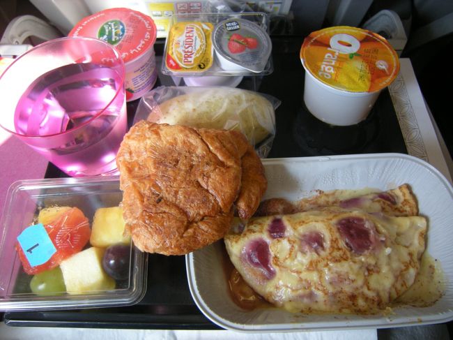 ドーハからブリュッセルへ<br />７時間のフライト。<br /><br />１回目の機内食です。パンケーキ。