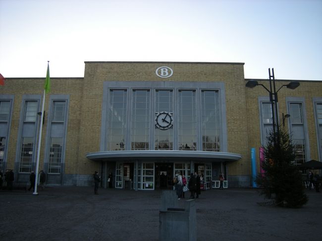 ブルージュ到着！！<br /><br />ブルージュの駅です。<br /><br />徒歩でホテルへ・・・。<br /><br />石畳にスーツケースはツライ(+_+)