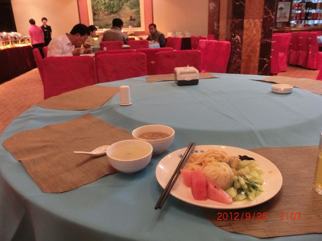 こんなのを食べた <br /><br />普段は朝食を食べない<br />旅は非日常の世界ゆえ<br />