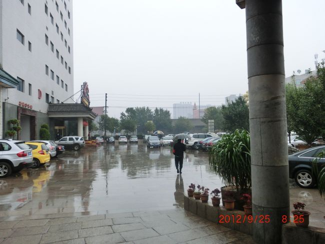 宣化賓館から出発 <br /><br />土砂降りに近い雨<br />天気だけは、しゃあない <br /><br /><br />////////////////////////////////////////////<br /><br />■下花園（しもかえん）に出発 <br /><br />約束の８時半になったがタクシーが来ない。３５分になっても来ないので、もう来ないだろうと思って、このホテル玄関で客を降ろしたタクシーに声を掛けた。「下花園まで幾ら？」「７０元」というので乗った。今日待っていた女性タクシーより１０元安いと思いながらホテルを車が出た時、道路左側に一台のタクシーが停車しており、女性運転手の姿が見えた。 <br /><br />「あっ、こんなとこで待っていたのか・・・」と、思ったが「停まって」ともいえず後の祭り、そのまま下花園方向に向かった。いくらなんでもホテル前といったらホテル玄関前に入って来るのが普通だろう。その上、今日は雨が降っているのに、そんな見えない道路の路肩に停まって待つほうがどうかしてる。 <br /><br />申し訳なかったけど仕方がない。きっと彼女もタクシーで出て行く私の姿が確認できたと思う。「ホテル玄関前は、駐車場になっており十分広いのに、なんぼなんでもそんなところで待つなよう・・・であった。 <br /><br />私が乗ったタクシーの“おっちゃん”は５６歳、二人の子供の父親。長女３１歳は北京で仕事、独身。長男２５歳はマレーシアに出稼ぎ。温厚誠実そうな運転手だった。最初は下花園まで７０元ということで乗ったが、途中で「下花園の駅で写真を撮り、次に鶏鳴駅で２時間、そこから最後に懐来賓館で降りたい」と値段の交渉をしたら「２００元」というので、その料金で頼んだ。 <br /><br />予定では今日は「下花園聚仙楼」で宿泊予定で、日本で電話予約していた。一泊￥１３６元（￥１７６８円）也。いつも満洲旅行ではこれくらいのホテルばかりだったが、今回は、いつもの安いホテルはここだけだった。予約したといっても名前も聞かれず、無論、国籍もなにも聞かれていない。 <br /><br />ただ「９月２５日（火）一泊ＯＫ」というだけなので、予約とはいえないけど、ようするに「いつでも泊まれる」ということを確認したようなものだ。 <br /><br />雨降りだし、鶏鳴山にも登らないので急遽予定を変更して、より北京に近い懐来（かいらい）で宿泊することに変更した。雨の中、どこをどう走っているのか景色を楽しむ余裕もなく１時間足らずで下花園駅前に到着。ちょうど駅到着前に「下花園聚仙楼」の前を通った。 <br /><br />当たり前だけど駅方向にカーブして行く道で、グーグルアースで確認した場所に紛れもなくあったので「ホゥ〜、やっぱりあるやんか」と感激する。 <br /><br />