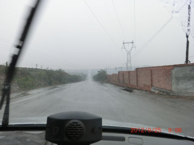 車窓の景色も楽しめず <br /><br />ひたすら下花園に <br /><br />今は八路軍の襲撃もなく <br /><br /><br />/////////////////////////////////////////////////<br />張家口から列車での避難行 <br />証言60<br />http://www.geocities.jp/shougen60/shougen-list/m-S7-2.html <br /><br /><br />宣化駅で停車、線路際のスイカを食べかけたらゲリラの奇襲、弾丸が飛んできた。列車に同乗していた日本軍が応戦して撃退。 <br /><br />下花園駅付近では、線路が爆破され停車、ゲリラの敵襲、弾丸が貨車に当たり、敵の動いている姿が見えた。駅を守備していた日本の兵隊が応援、撃退した。その時、兵隊が線路際の畑から青いリンゴを取ってきて「元気で帰れよ」と言って貨車に放り込んでくれた。飲まず食わずだったので、実に美味しかった。 <br /><br />-------------------------------------------------<br /><br />戦後６０周年の回想録 <br />http://www.geocities.jp/sh5552002/nisihara.htm <br /><br />８月２０日夕刻になって急に一時避難の指令がでて、私達はリュックサックを背負い、手にもてるだけ荷物を持って月明かりだけの夜道を張家口駅に向かった。その日朝から北の山の遠くで銃声らしい音が聞こえていたが、次第に大きくなってきていた。 <br /><br />駅までの道路には駐蒙軍の兵士が銃剣をつけて警戒にあたり、物々しい雰囲気だった。急に不安が募ってきた。駅には荷物を抱え背負った在留邦人家族が溢れていたが、駅に停車していた列車にどんどん詰め込まれた。２０両ほどの列車は、最後尾に２両ほど客車を繋いでいる以外は総て有蓋と無蓋の貨物車である。私達は幸い有蓋貨車に乗せられた。 <br /><br />銃を持った兵士が２名ほど扉の傍に乗って警戒態勢をとっていた。後で知ったが、客車に乗せられたのは朝鮮人家族だった。列車は何時の間にかゆっくりと動き始め、鮨詰め状態の車内では誰からともなく「さらば張家口、また来る日まで・・・」と「ラバウル航空隊」の替え歌が合唱され始めた。 <br /><br />列車は暫く走っては止まり、また走り出すことを繰返し、張家口から約４０キロ離れた次の駅、宣化（せんか）付近に明け方になってやっと到着したが、途中から雨が降り出し車内には雨漏りが始まった。その後も、列車は再々停車し、また走り出し、遠くに近くに銃声が聞こえることが度々あったが、３日３晩ほど経って漸く北京に到着した。 <br />/////////////////////////////////////////////<br /><br /><br />--------------------------------------------------------------------------------<br /><br /><br />「引揚者労苦記 南洋、台湾、蒙彊、残照」 <br />http://www.heiwakinen.jp/shiryokan/heiwa/04hikiage/H_04_378_1.pdf#search='%E5%8D%97%E6%B4%8B%E3%80%81%E5%8F%B0%E6%B9%BE%E3%80%81%E8%92%99%E5%BD%8A%E3%80%81%E6%AE%8B%E7%85%A7' <br /><br />