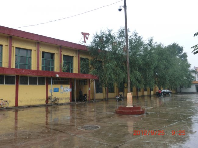 下花園駅 <br /><br />今年ここに来るとは<br />人生分らないものだ <br /><br />来年どこに行くのだろう <br /><br />///////////////////////////////////////////<br /><br />この下花園に日本人がどれくらい暮らしていたのか？日本軍部隊の駐屯はあったのか等々の詳細は分らないが、張家口から列車での北京、そして天津までの避難行は、八路軍の襲撃や線路破壊などが至る所で起きており、下花園の駅前にて当時の艱難辛苦を思う。 <br /><br />