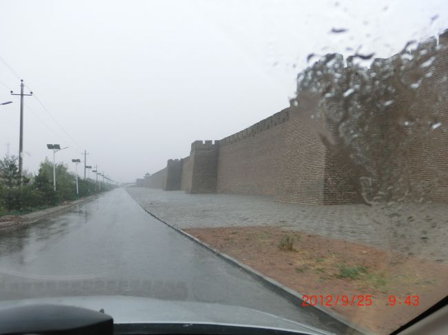 城壁に近づき、やっぱりかであった <br /><br />ピカピカの新品 <br /><br />