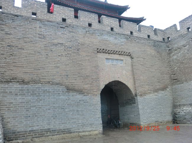 門の表記は「鶏鳴山驛」 <br /><br />「鶏鳴驛」と「鶏鳴山驛」<br />一体どっちや<br />何か意味があるのか？<br />