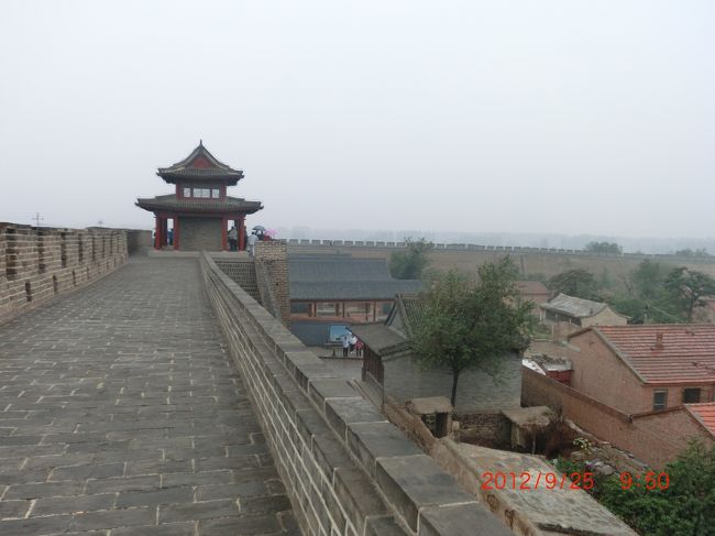 とりあえず城壁に上り周囲を見渡す <br /><br />城壁の上にも観光客がチラホラ <br /><br />