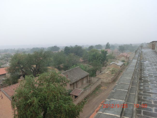 城内が賑やかなら面白みもあるだろうけど <br /><br />今日は雨なので、城内の人たちの動きもなく <br /><br />ただひっそり <br /><br />