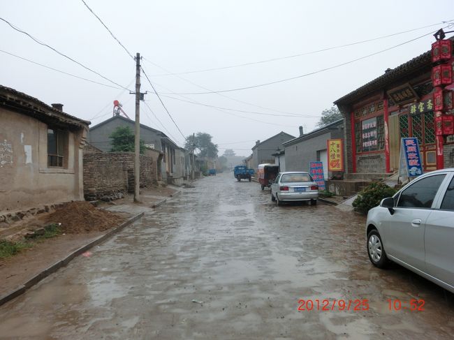 ここがメーンストリート <br /><br />雨で人がいなく活気がない <br /><br />