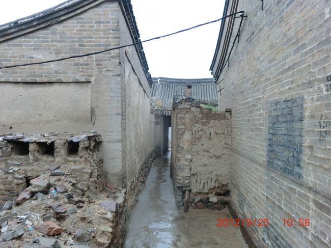 この細い路地を通って西太后はこの宿に泊まった <br /><br />そしてここを抜けて出て行った <br /><br />今から１１２年前のことである <br /><br />