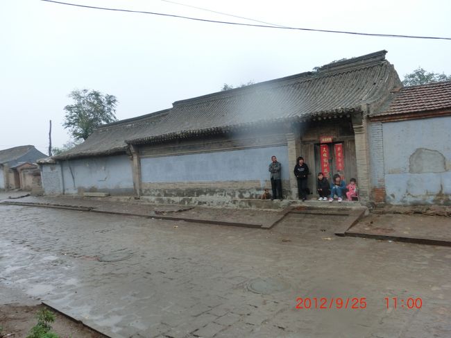 西太后の宿の向かいに村人の姿あり <br /><br />あんたら何してんの？ <br /><br />//////////////////////////////////////////<br /><br /><br />鶏鳴驛：西太后の宿 <br /><br /><br />http://youtu.be/RZsrhxbUQTA<br /><br />